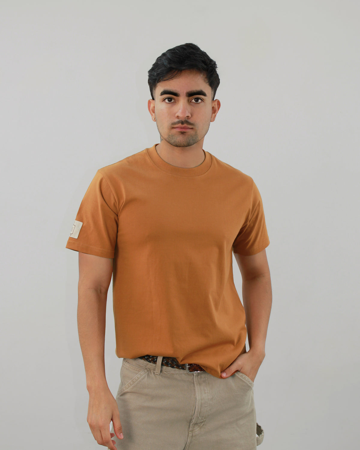 Camiseta slim color camel sin estampados para hombre