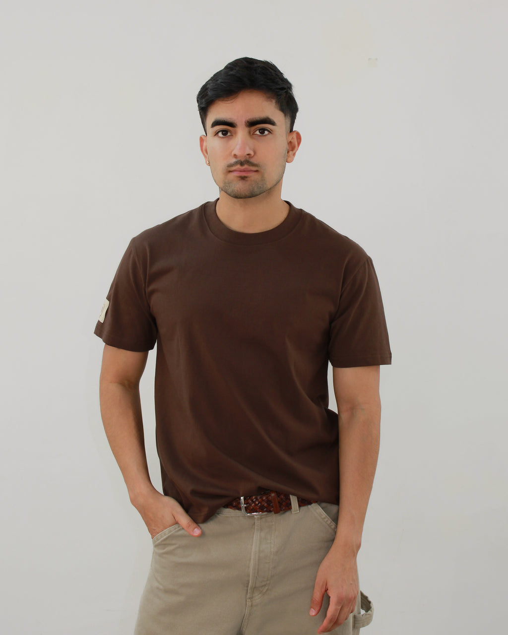 Camiseta slim color marrón para hombre sin estampados 
